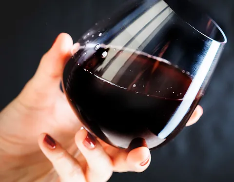 Mujer con copa de vino